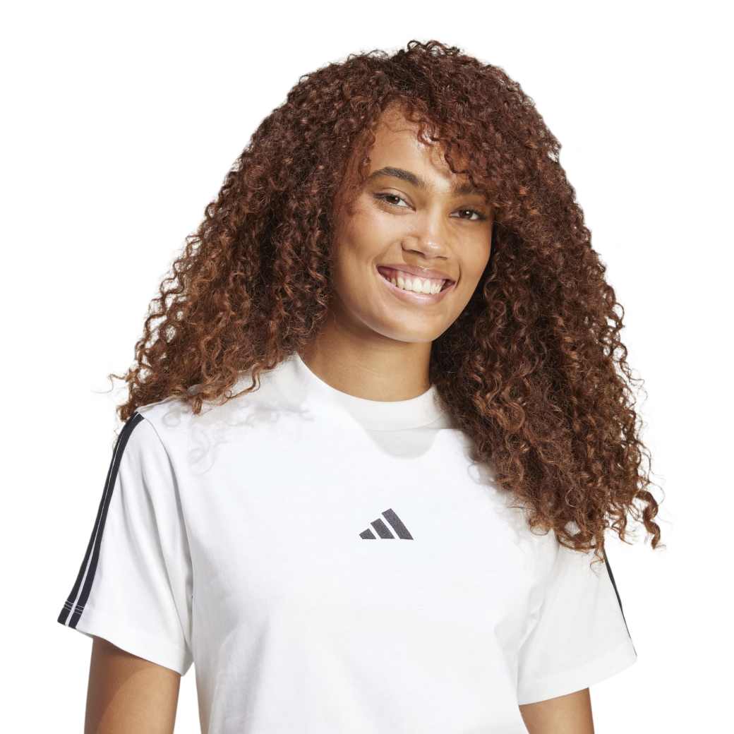 Close no logo bordado da camiseta Adidas Essentials branca